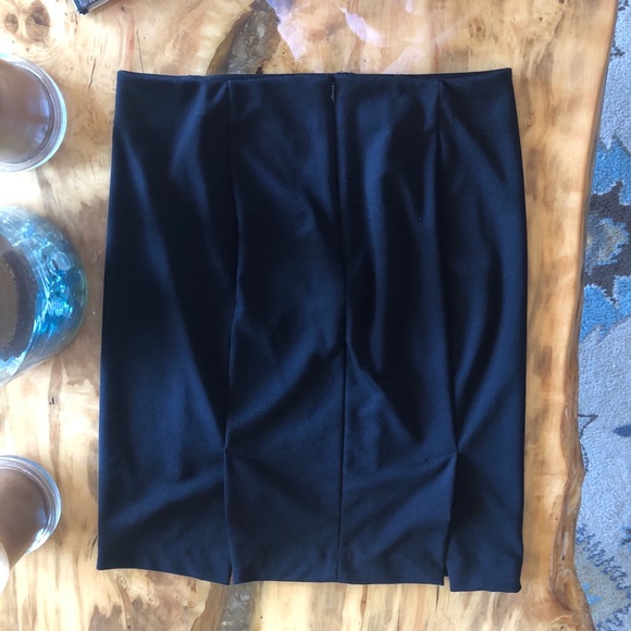 Ladies Black, knee-length Skirt - Picture 2 of 6